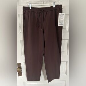 New With Tags! Lululemon Tapered-Leg Mid-Rise 7/8 Pant *Luxtreme. Size Large